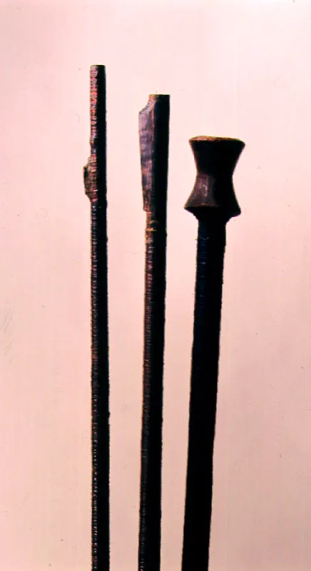Cerbatanas.
La fabricación de las cerbatanas es un arte muy exigente, requiere maderas muy duras, de fibras dispuestas longitudinalmente y de artesanos muy hábiles para labrar los largos cañones que dirigen los dardos.