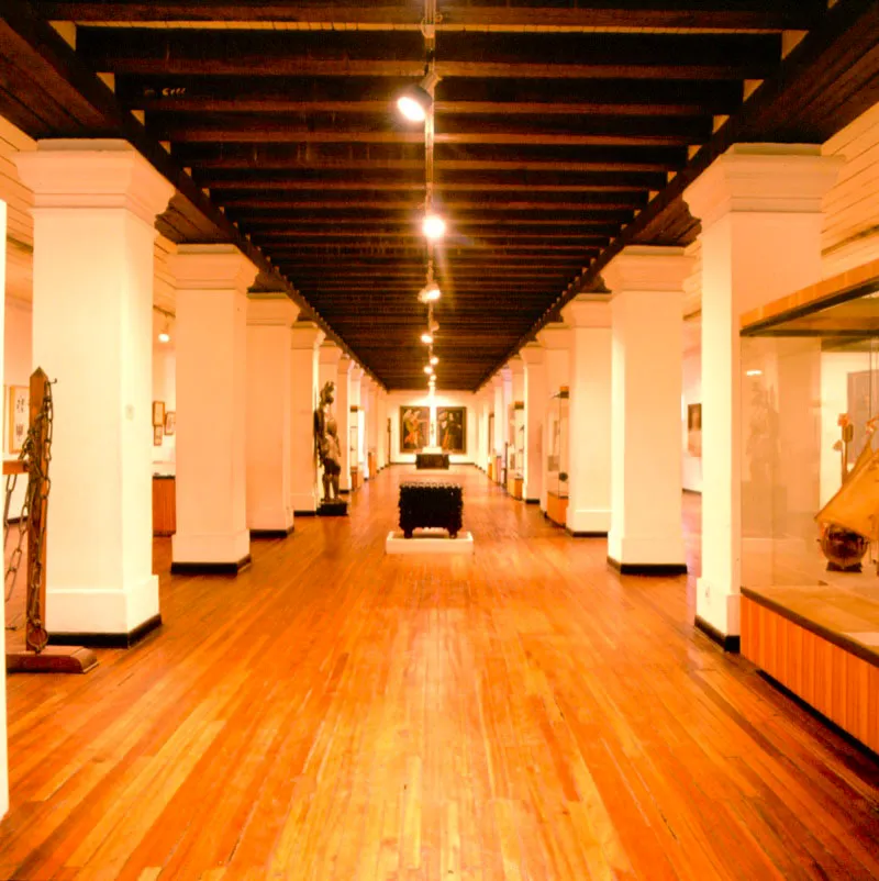 Sala Descubrimiento, Conquista y 
	Colonia donde se exhiben diversos 
	objetos pertenecientes a los 
	conquistadores, muebles y pinturas 
	coloniales. 