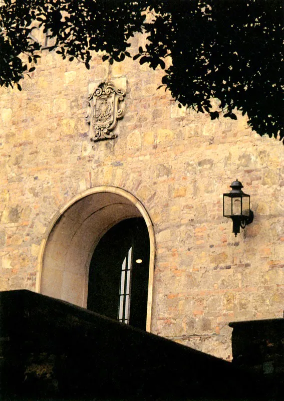 La fachada del museo hecha en piedra 
	de cantera y ladrillo rojo le da una apariencia de castillo. El edificio se construy en 1870 y hasta 1946 funcion como panptico. 