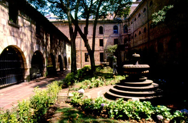 Vista de los patios laterales del 
	museo. La fachada interior es sobria y slida. El espacio adyacente a estos 
	patios lo ocupan las oficinas del museo y dependencias del Instituto Colombiano 
	de Antropologa. 