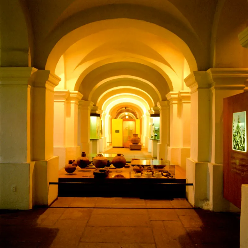 Sala Muisca ‑ Tairona. Allí se exhiben
vestigios de estas culturas en su vida
cotidiana, destacando diversos aspectos sociales y religiosos. Se reproducen
gráficamente los respectivos
asentamientos por medio de mapas.
