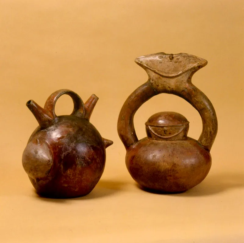 Alcarrazas con figuras zoomorfa
y antropomorfa. Quimbaya.
21 x 22 cm. y 29 x 20 cm.