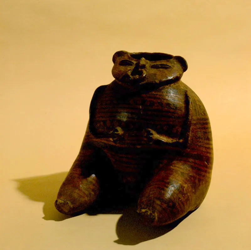 Vasija con figura de oso. Quimbaya.
19 x 17 cm.
