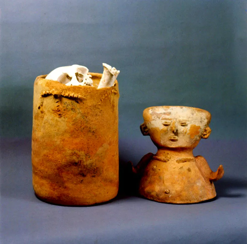 Urna funeraria con figura
antropomorfa. Tamalameque.
Urna 34.5 x 25 cm. Tapa 27 x 27 cm.