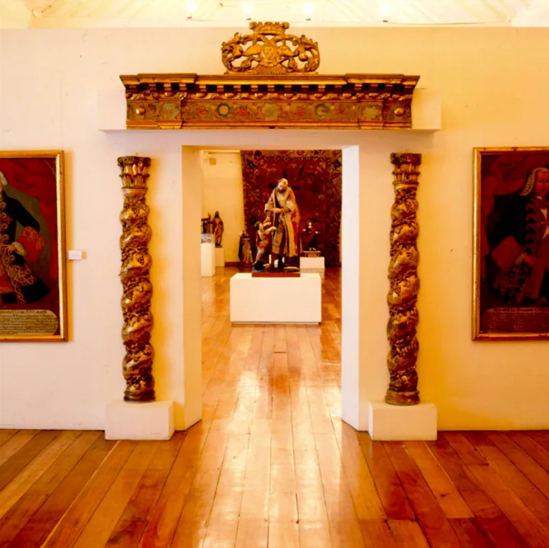 El Museo cuenta con grandes 
	colecciones de arte que exhibe seleccionadamente en las distintas salas.
 