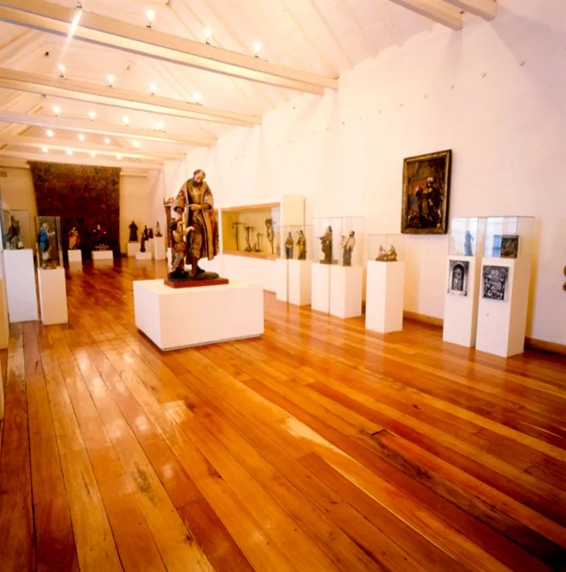 Vista general de la sala de escultura en 
	la que se exhibe la iconografa religiosa conformada por obras espaolas, 
	quiteas, mestizas y el pesebre colonial.
 