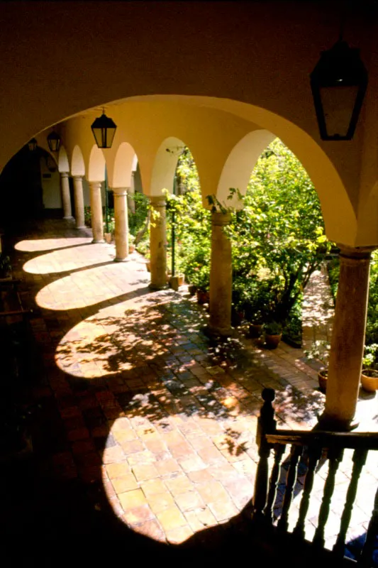El claustro del edificio est levantado 
	sobre columnas monolticas que 
	sostienen los arcos, nos ofrece una idea 
	de la arquitectura colonial.
 