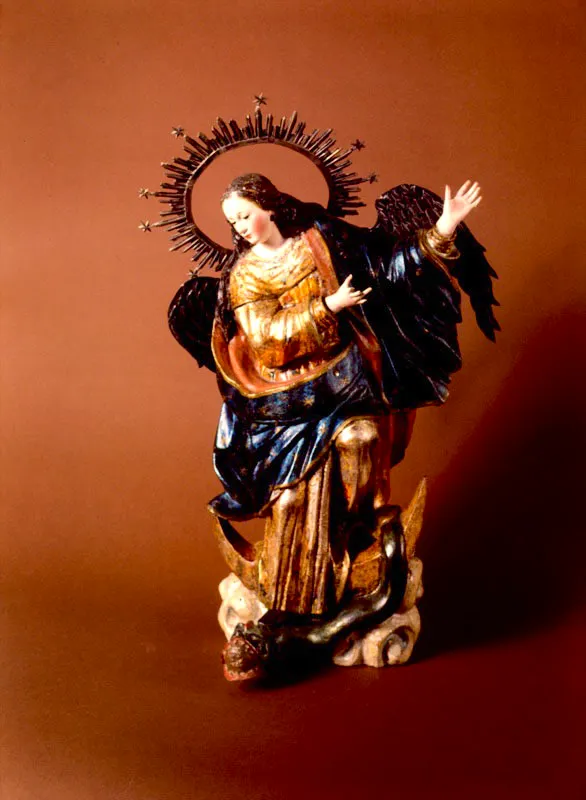 Atribuida a Taller Quiteo .
	Inmaculada Concepcin. Siglo XVIII.
	Manto de tela encolada. Aureola en plata
	repujada. Talla en madera policromada.
	Ojos de vidrio.
	64.5 x 37 x 20 cm.
 