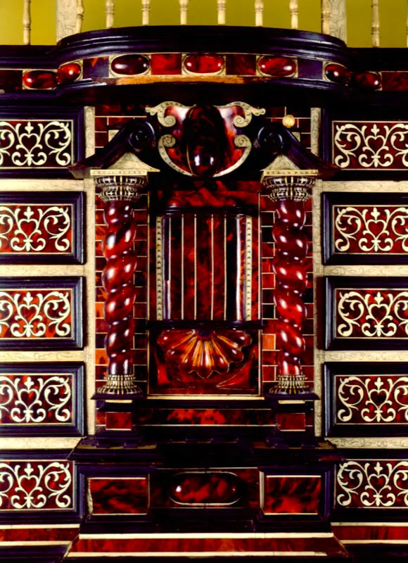 Detalle de Bargueo. Estilo Napolen III. Madera de pino y palo de rosa con incrustaciones en carey, marfil y hueso.
 
