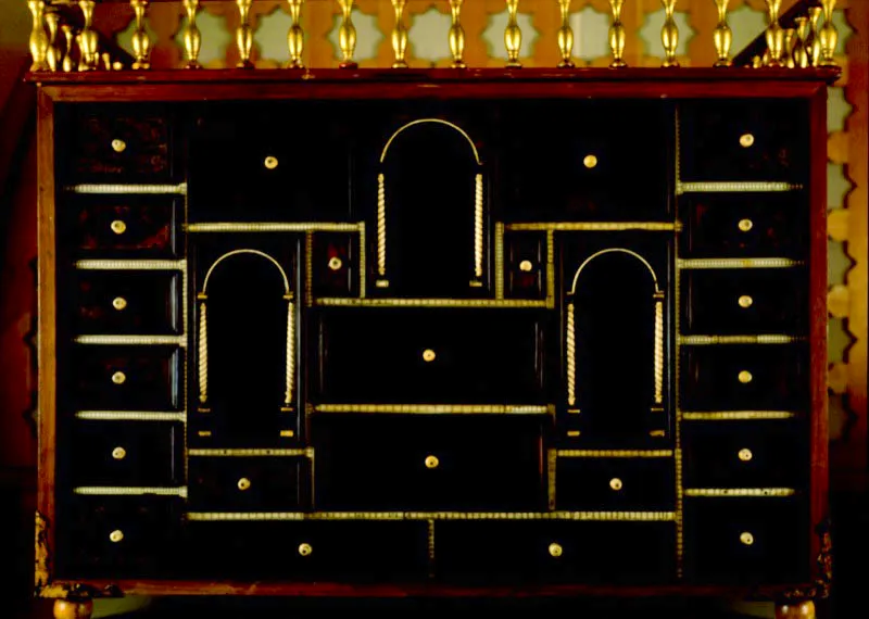 Detalle de Bargueo. Siglo XVII
	Madera de pino, palo de rosa y bano.
 