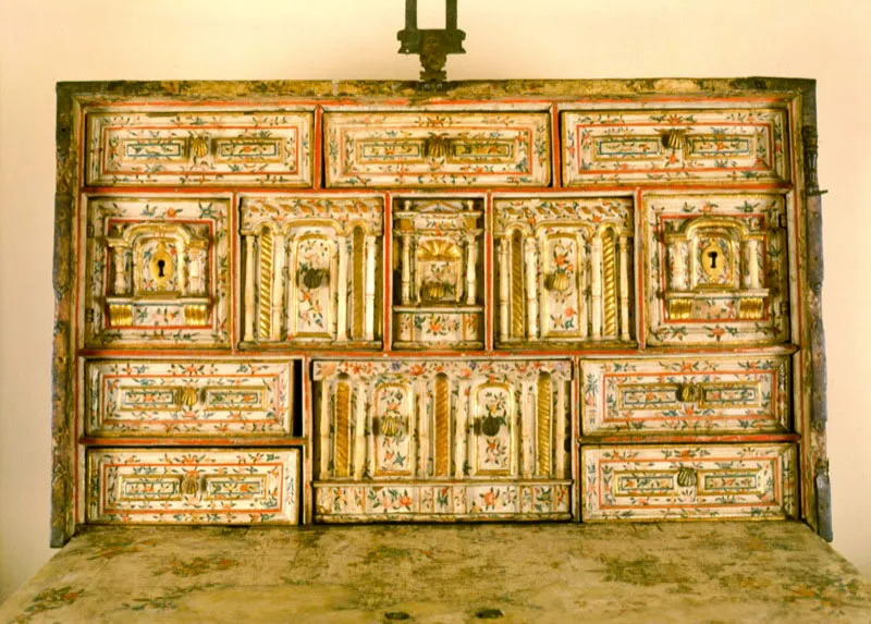 Bargueo de viaje . Siglos XVI‑XVII.
	57 x 95 x 42 cm.
 