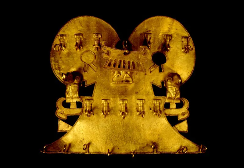 Pectoral. Muisca.
	15.2 x 16.9 cm.
 