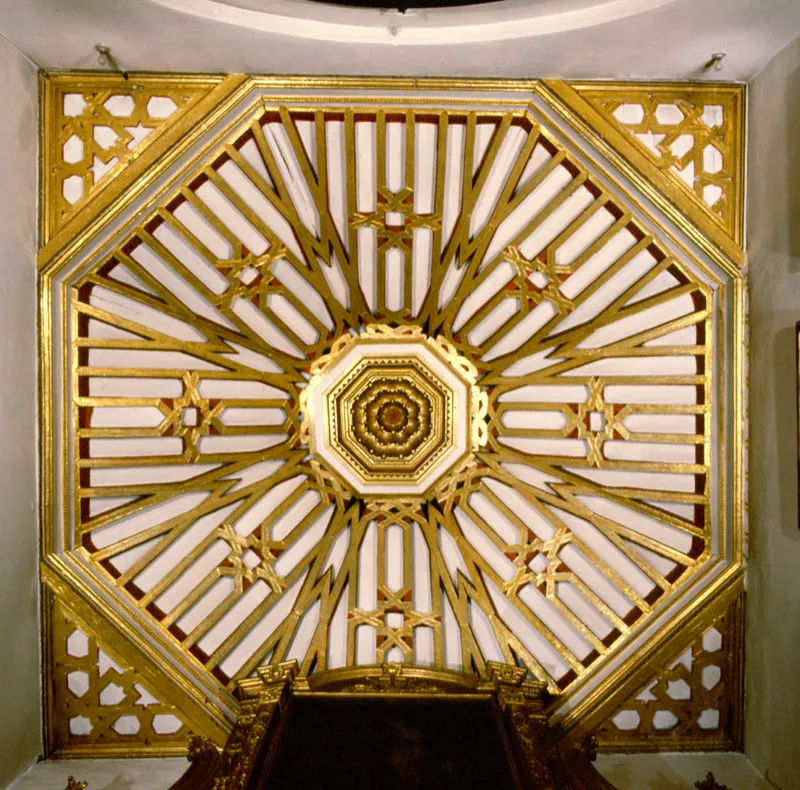 Aspecto interior de la
iglesia de Santa Clara.
La ornamentación presenta relieves de
madera dorada con inspiración botánica,
pintura mural decorativa, retablos con
imágenes policromas, celosías
estrelladas y cuadros al óleo. El retablo
mayor es testimonio del más depurado
arte religioso.