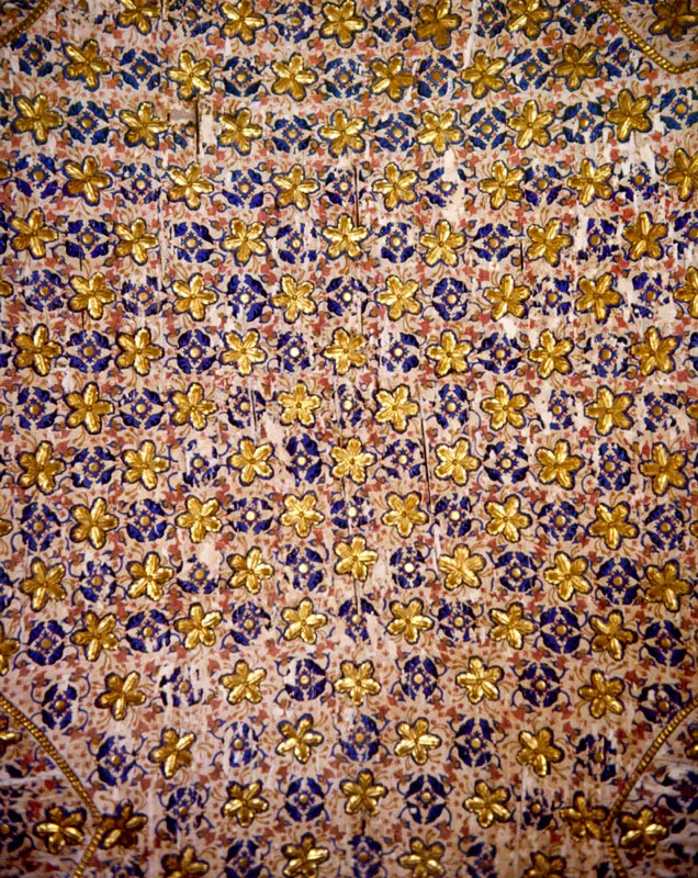 Aspecto interior de la
iglesia de Santa Clara.
La ornamentación presenta relieves de
madera dorada con inspiración botánica,
pintura mural decorativa, retablos con
imágenes policromas, celosías
estrelladas y cuadros al óleo. El retablo
mayor es testimonio del más depurado
arte religioso.