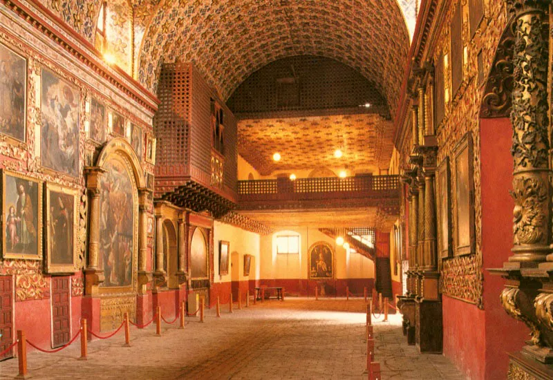 Aspecto interior de la
iglesia de Santa Clara.
La ornamentación presenta relieves de
madera dorada con inspiración botánica,
pintura mural decorativa, retablos con
imágenes policromas, celosías
estrelladas y cuadros al óleo. El retablo
mayor es testimonio del más depurado
arte religioso.