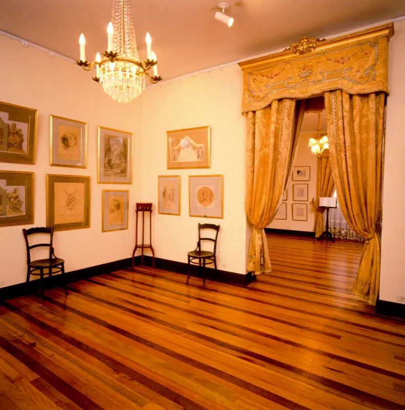 En las distintas salas de exhibición el Museo conservó los
ambientes y gustos que predominaron en el Siglo XIX. En cada una de ellas,
según temas y tendencias, presenta
el legado iconográfico de héroes,
personas importantes y paisajes, de diferentes artistas.