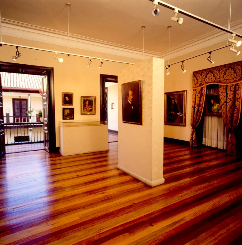 En las distintas salas de exhibición el Museo conservó los
ambientes y gustos que predominaron en el Siglo XIX. En cada una de ellas,
según temas y tendencias, presenta
el legado iconográfico de héroes,
personas importantes y paisajes, de diferentes artistas.