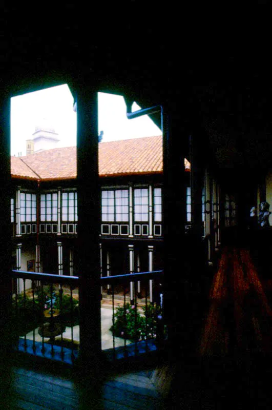 Vista del patio central del museo, 
	reformado segn el gusto del Siglo XIX, en que se trabaja la madera de una 
	forma diferente, y se ampla el uso del vidrio.
 