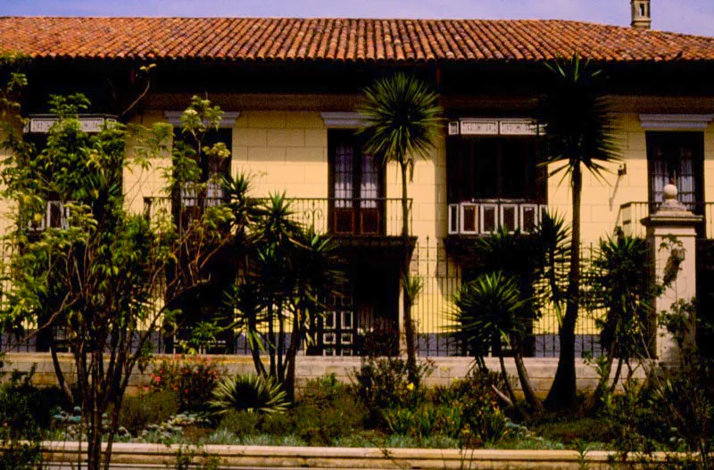 Esta casa colonial, originalmente de un piso, se ampli en 1880 bajo el estilo de 
	la arquitectura republicana.
 