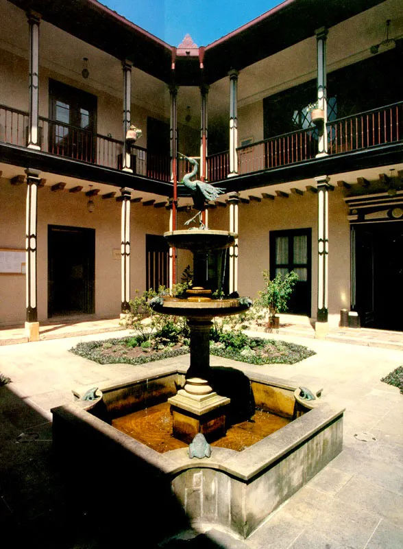 Patio interior. Vista desde la primera
	planta.
 