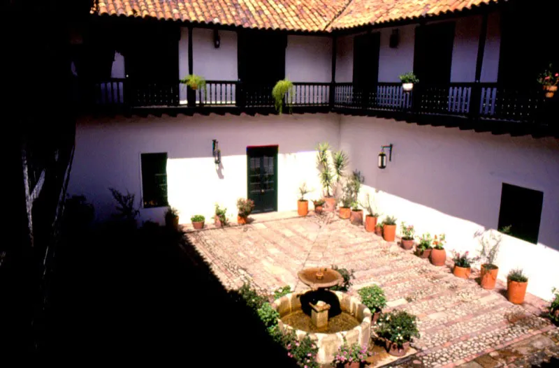 Los patios de la casa donde tiene su sede el Museo, muestran una 
	arquitectura sencilla pero amplia y 
	noble en sus espacios.
 