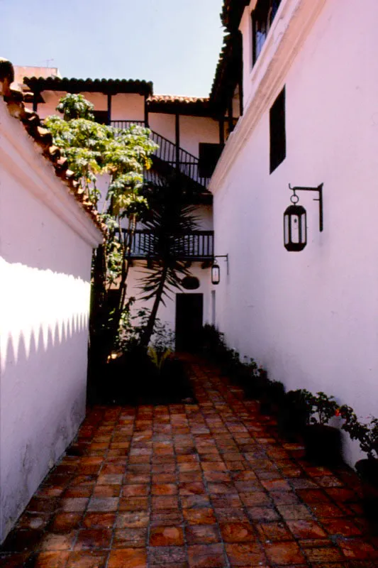 Los patios de la casa donde tiene su sede el Museo, muestran una 
	arquitectura sencilla pero amplia y 
	noble en sus espacios.
 