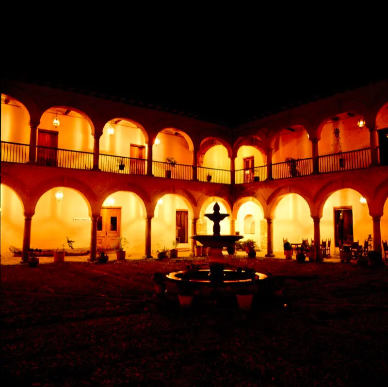 En esta vista nocturna del interior de la casa, se aprecian las dependencias del museo alrededor del patio central.
 