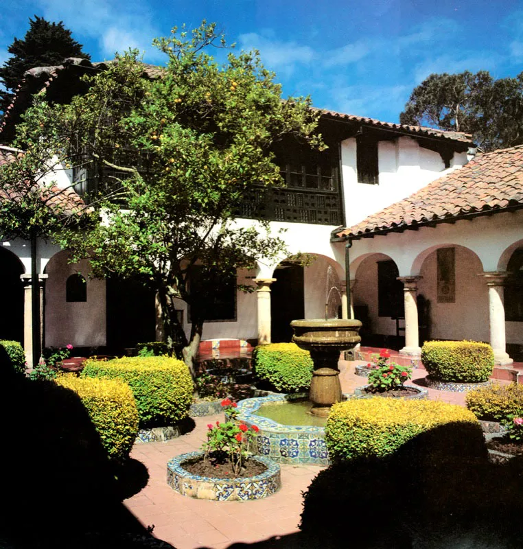 La antigua casa de hacienda sabanera
que hoy es sede del museo conserva sus
clásicas fuentes de agua en patios y
jardines surtidas por canales que riegan
la extensión por fuerza de gravedad.