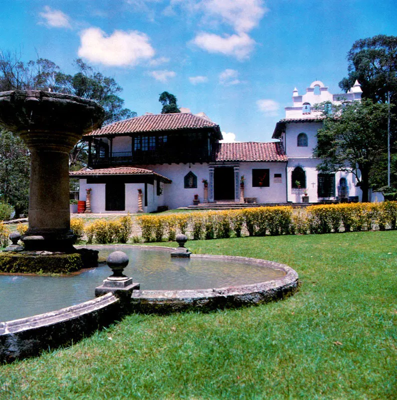 Profusión de pinos, palmas de cera
y otras variedades de plantas,
conforman el parque de El Chicó que
conserva intacto el ambiente bucólico de
la Sabana.