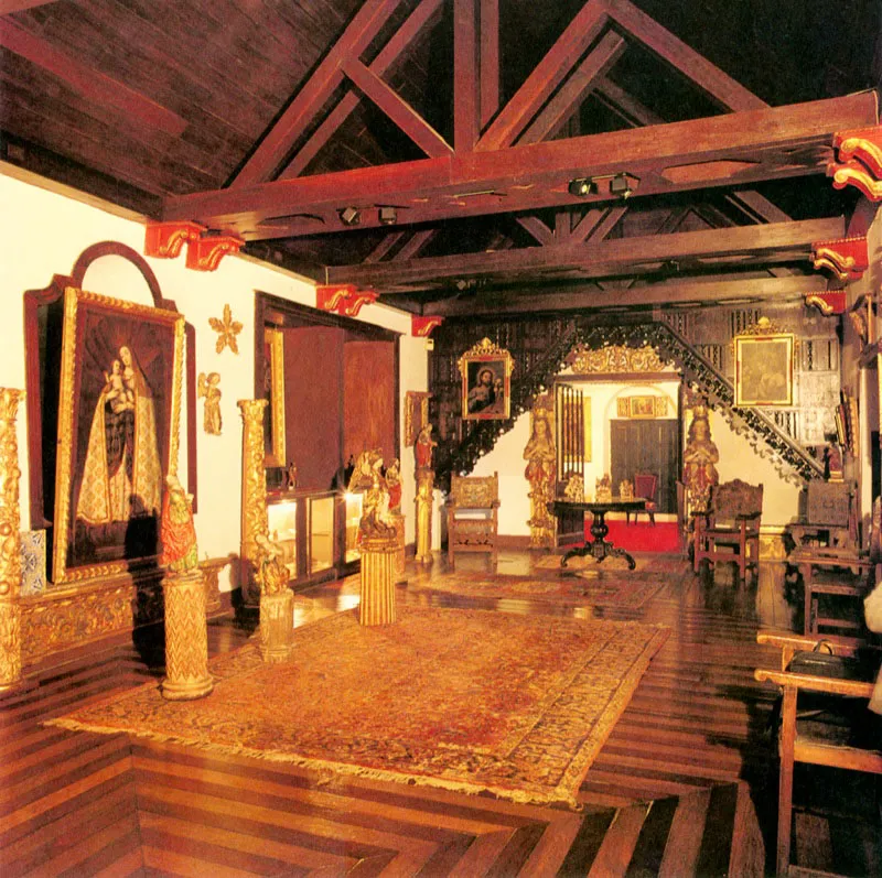 Su sala de arte colonial a través de
pinturas y esculturas, nos ofrece una
bella muestra del arte religioso.