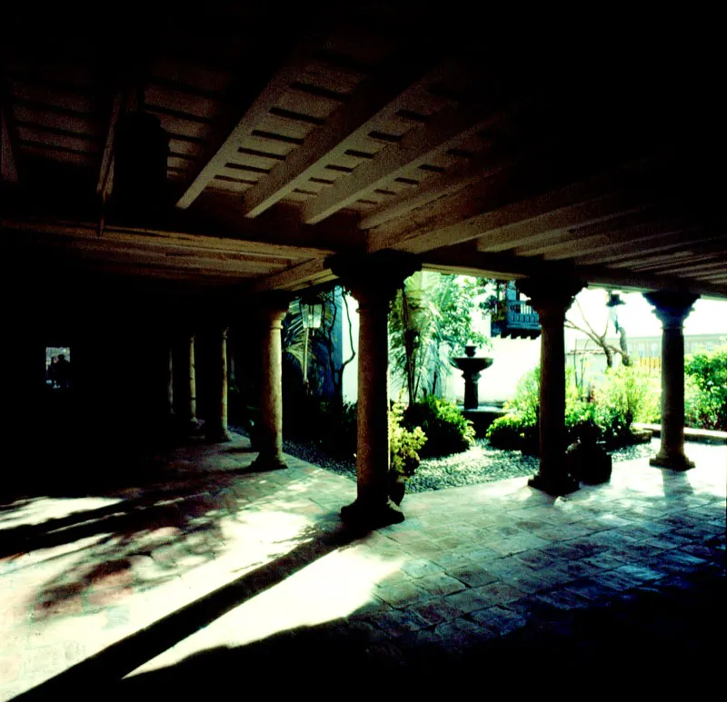 Corredores y patio interior de la casa 	colonial de arquitectura hispano-		mudjar, sede del museo.
 