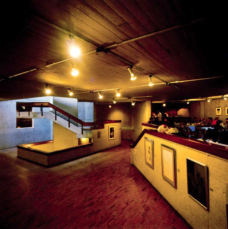 Los amplios espacios del
Museo favorecidos Por su arquitectura, permiten apreciar desde diversos ángulos las salas de exposición.