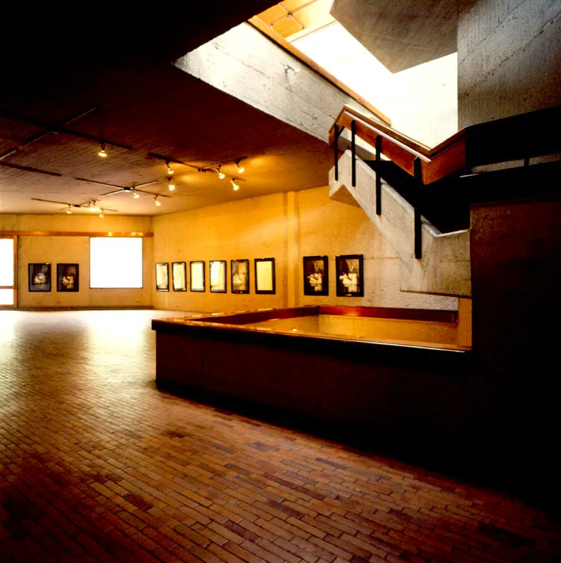 Los amplios espacios del
Museo favorecidos Por su arquitectura, permiten apreciar desde diversos ángulos las salas de exposición.