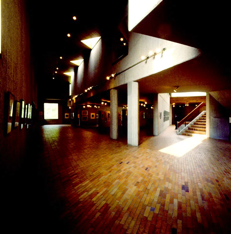 Los amplios espacios del
Museo favorecidos Por su arquitectura, permiten apreciar desde diversos ángulos las salas de exposición.