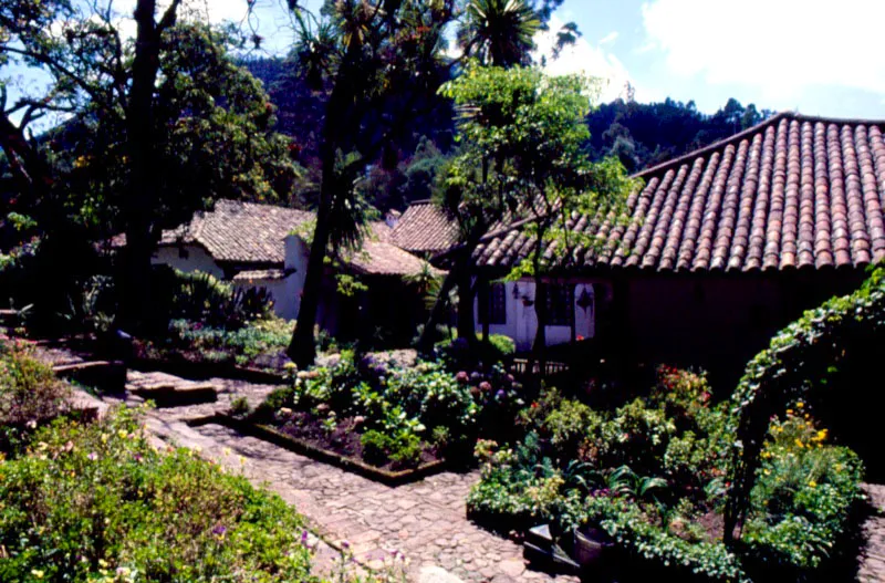 La Quinta con su 
	estilo colonial fue construida a principios del Siglo XIX y obsequiada al Libertador en 1820. Rodeada por amplias zonas verdes, la precede un pequeo parque. A sus costados se extienden amplios 
	jardines bordeados por caminos de 
	piedra.
 