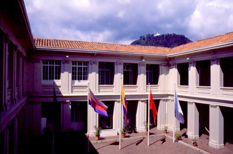 Patio de Banderas al interior de la casa
	solariega que es hoy sede del museo.
 