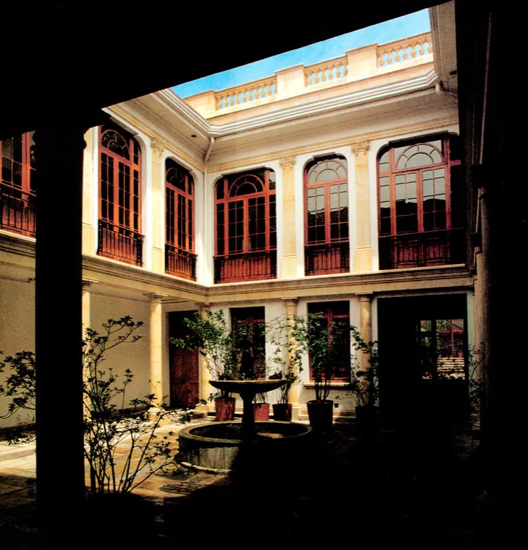 Patio interior de la sede del museo a espaldas de la Biblioteca Luis Angel Arango. La casa con sus amplios espacios y corredores de piedra, se construy en 1927.
 