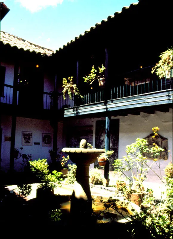 	Patio interior de la antigua casona en el barrio de La Candelaria que es sede del museo.
 