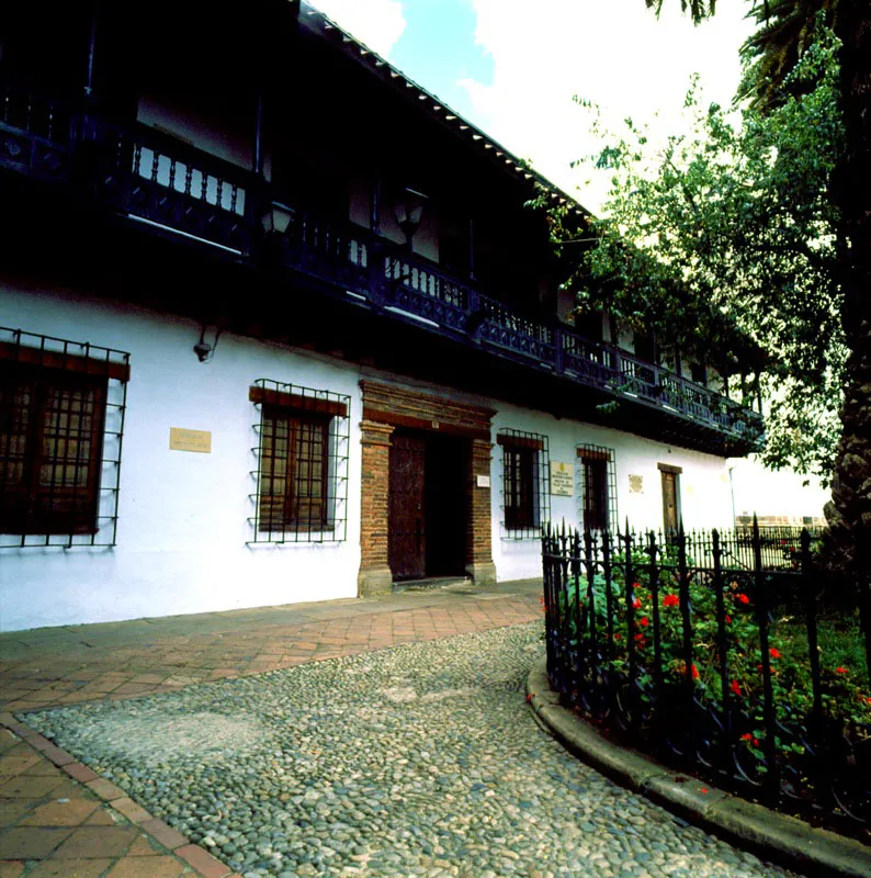 Fachada de la casa que habit 
	Manuelita Senz, ubicada a un costado 
	de la Plazoleta Cuervo. En el primer piso funciona el museo.
 