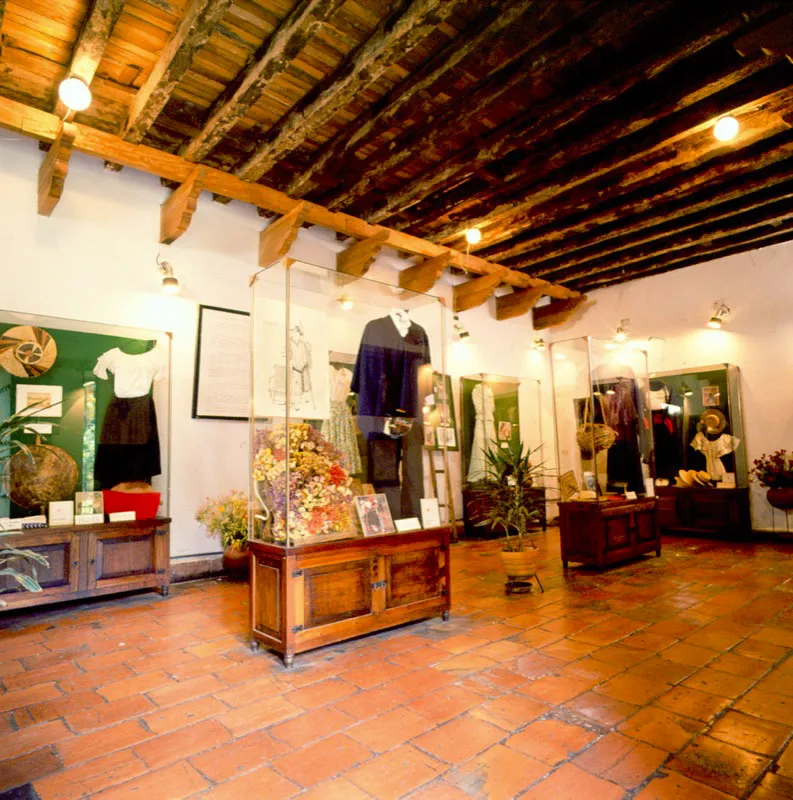 Sala de exhibicin de trajes regionales 
	de diversas zonas del pas.
 