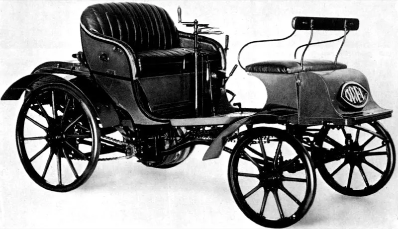 Coches sin caballos expuestos en el museo Daimler-Benz en Stuttgart. 