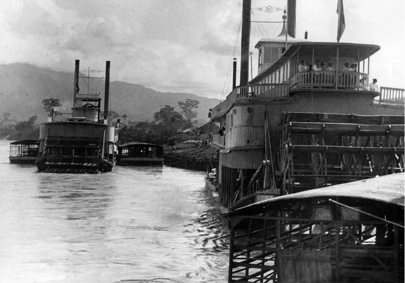 Por va fluvial y frrea llegaron al interior del pas los primeros automviles, generalmente desarmados.
 