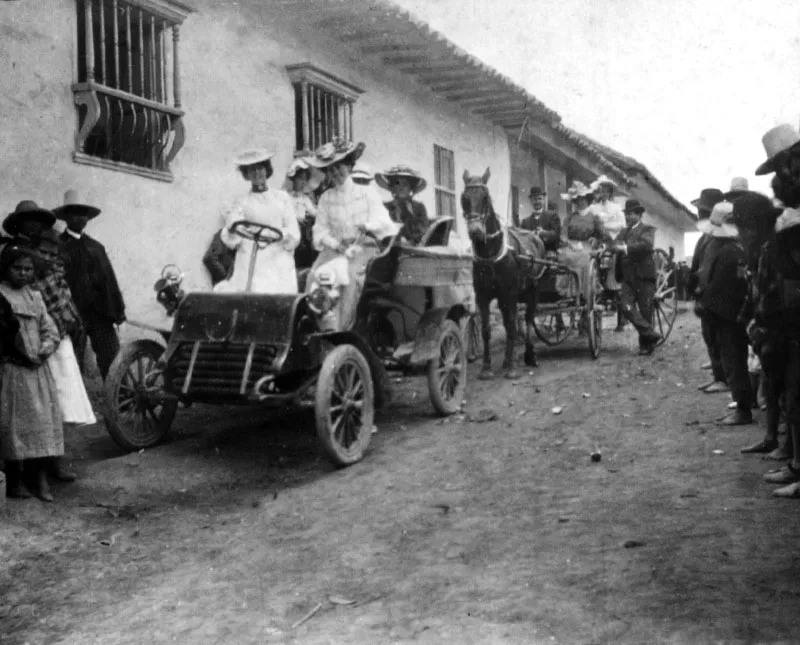 Cadillac A 1903, primer automvil llevado a Bogot por Ernesto Duperly. 