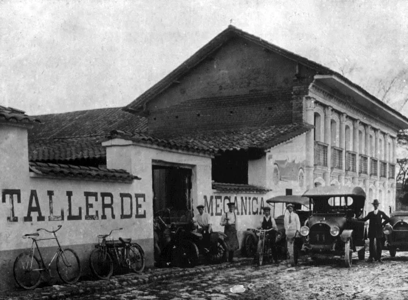 La transformación de la vida urbana y rural como consecuencia de la llegada del automóvil se manifestó, entre otras cosas, con la aparición de estructuras destinadas a prestar servicios complementarios.