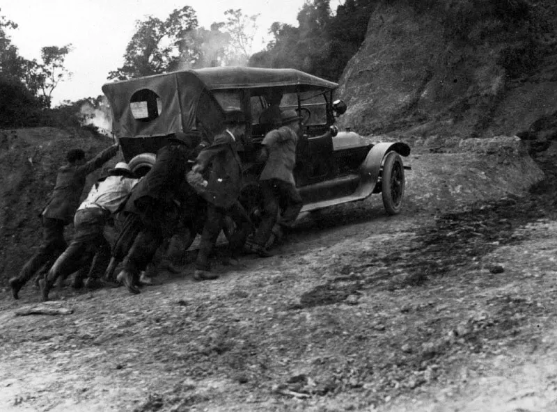 Las condiciones de las carreteras en Colombia a principios de siglo, significaban todo un reto para quienes se aventuraban a utilizarlas. 