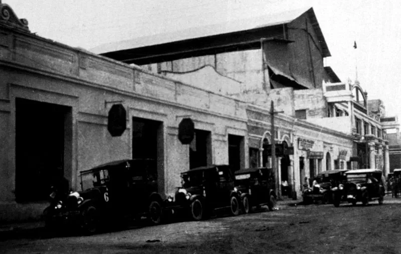 Taxis Morris Cowley de 1924 con choferes uniformados y faroles laterales.