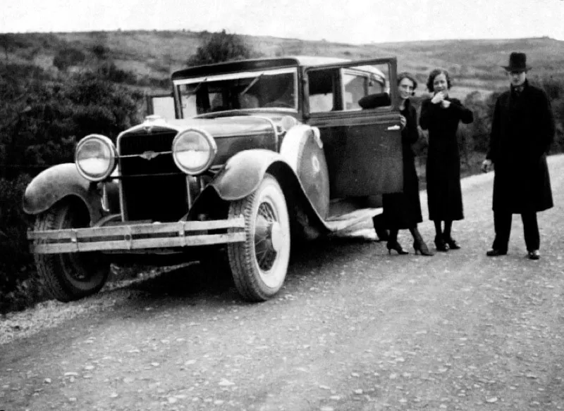 A la par con los automviles econmicos, llegaron al pas otros de lujo, hoy considerados clsicos como el Stutz de 1930, de la foto superior, o el Packard Darrin de 1940, de abajo.
 