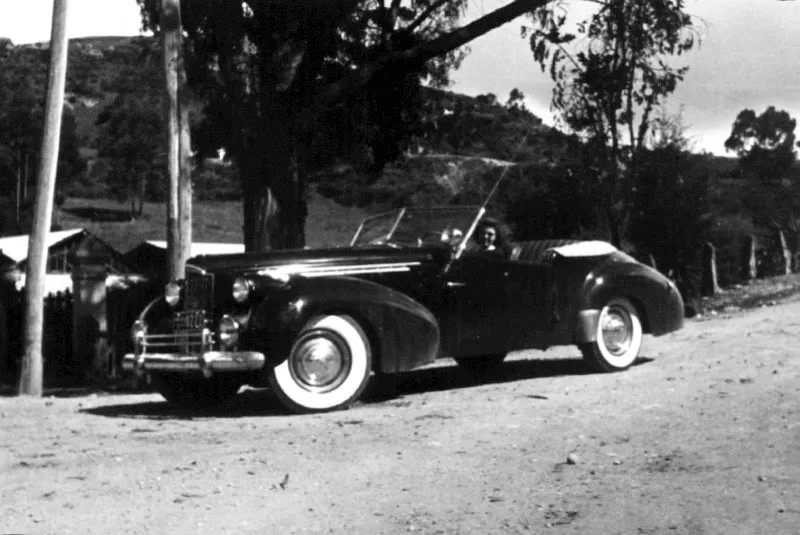 A la par con los automviles econmicos, llegaron al pas otros de lujo, hoy considerados clsicos como el Stutz de 1930, de la foto superior, o el Packard Darrin de 1940, de abajo.
 