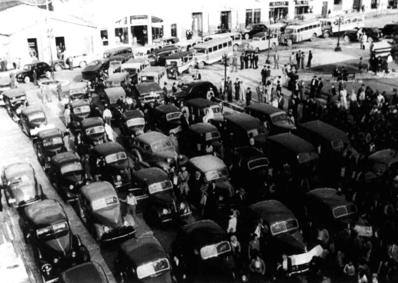 A la par con los automviles econmicos, llegaron al pas otros de lujo, hoy considerados clsicos como el Stutz de 1930, de la foto superior, o el Packard Darrin de 1940, de abajo.
 