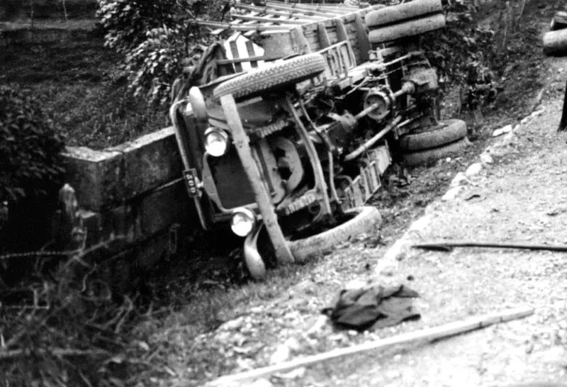 A la par con los automviles econmicos, llegaron al pas otros de lujo, hoy considerados clsicos como el Stutz de 1930, de la foto superior, o el Packard Darrin de 1940, de abajo.
 